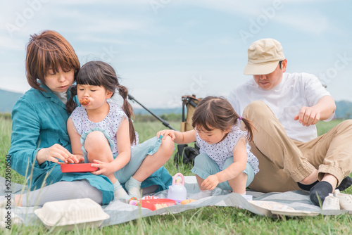 公園でピクニックする家族（ランチ・食べる） 