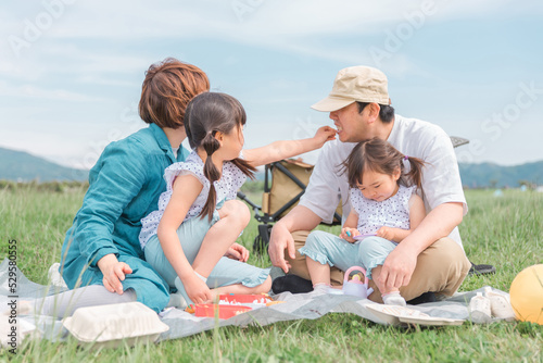公園でピクニックする家族（ランチ・食べる）  © buritora