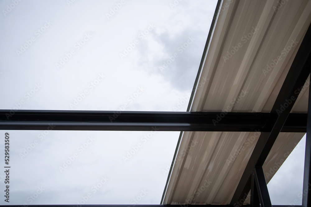 Obraz premium Metal roofing sheets are put together in the construction area of industrial buildings.