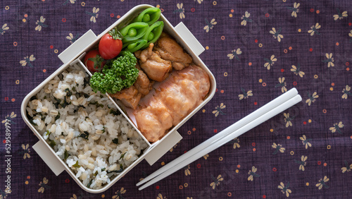 四角い弁当箱の日本食のお弁当（ランチボックス）エビマヨ