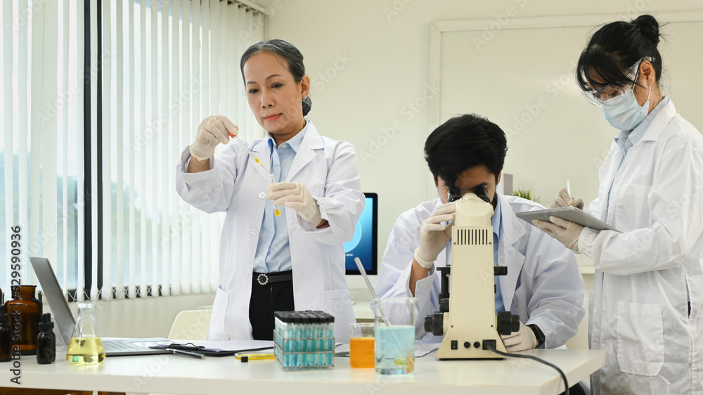 Fototapeta premium Professional scientist team conducting experiment in laboratory. Medicine and science research concepts