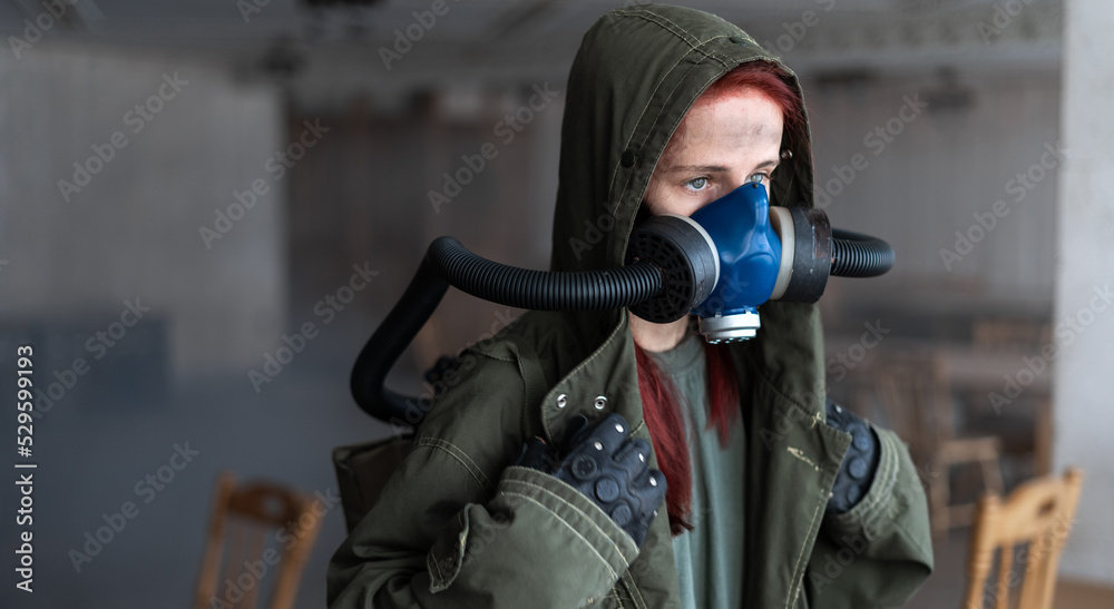Naklejka premium Post apocalyptic concept. Woman in gas mask in abandoned building.