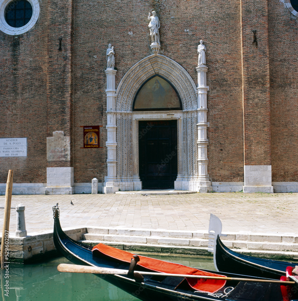 Venezia. Gondola e portale della facciata della basilica di Santa Maria Gloriosa dei Frari.