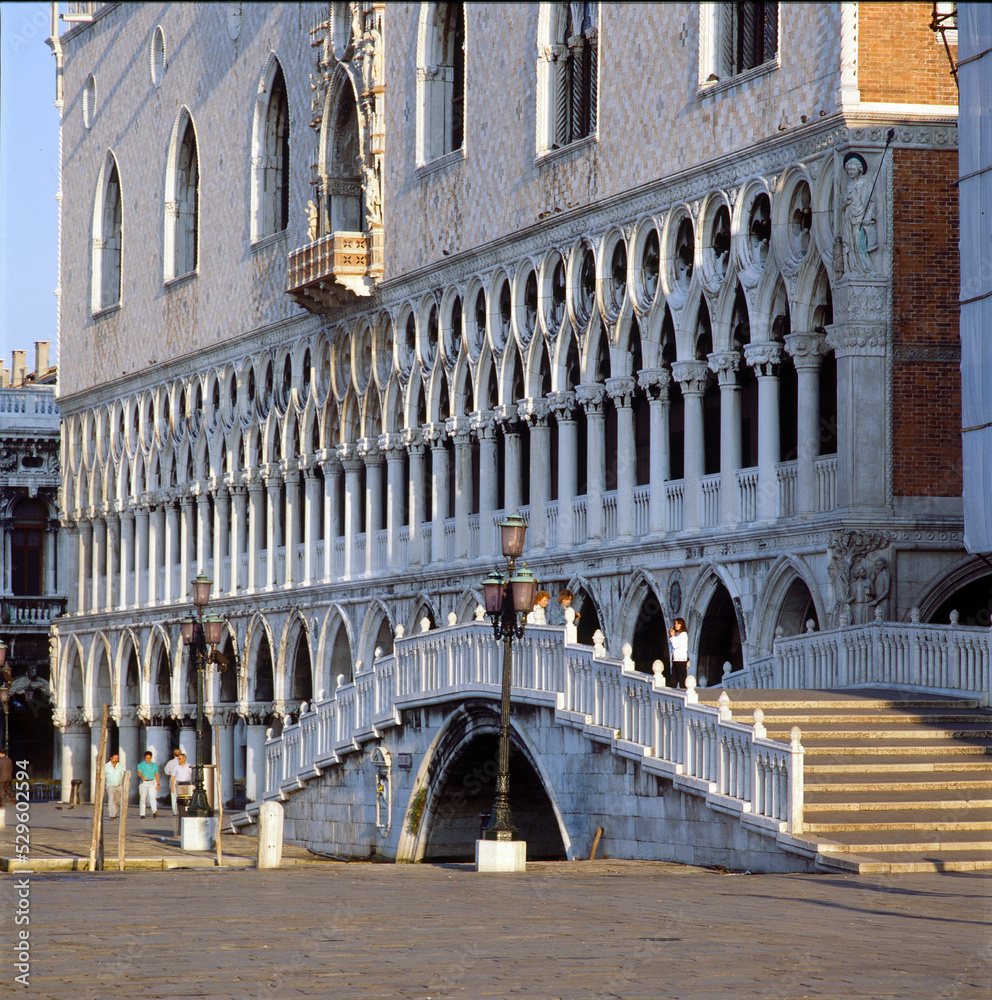 Fototapeta premium Venezia. Facciata del Palazzo Ducale sul molo con Ponte Paglia.