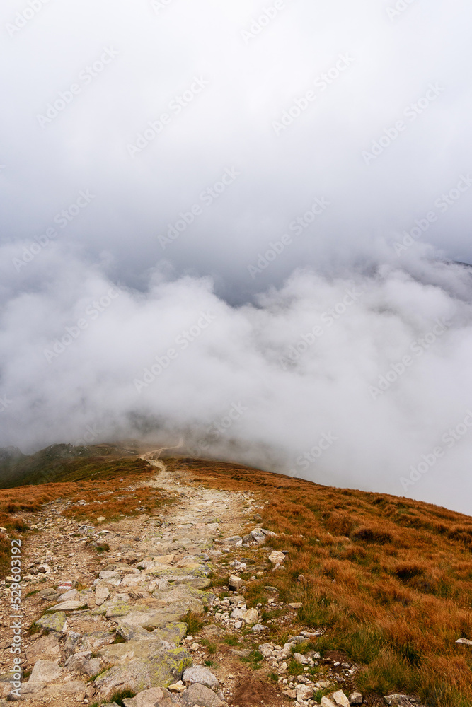 Tatry Polskie szlak na Czerwone Wierchy w chmurach, Góry w Polsce za chmurami