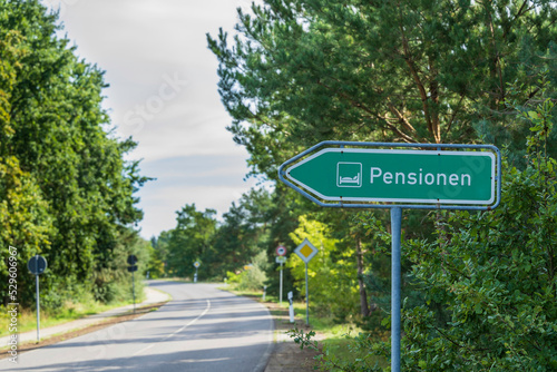 Obraz na płótnie Strassenschild , Wegweiser zu den Pensionen w salonie