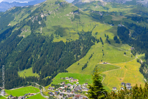 Wanderweg am Rüfikopf in den Lechtaler Alpen, Österreich photo