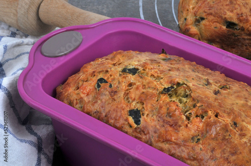 Cake maison dans un moule en silicone avec des ustensiles de cuisine en gros plan