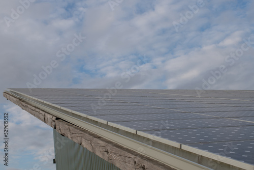 Solar Panel mit blauen Himmel im Hintergrund, Energie aus der Natur