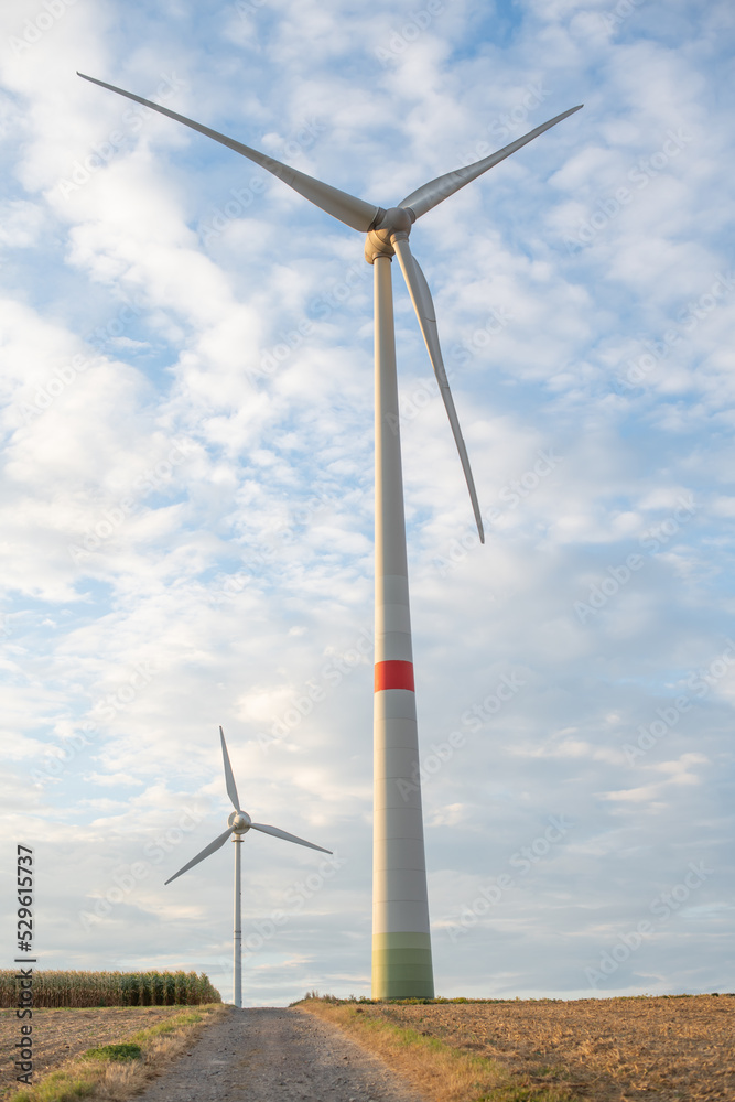 Großes und kleines Windrad für erneuerbare Energien Großes und kleines Windrad für erneuerbare Energien