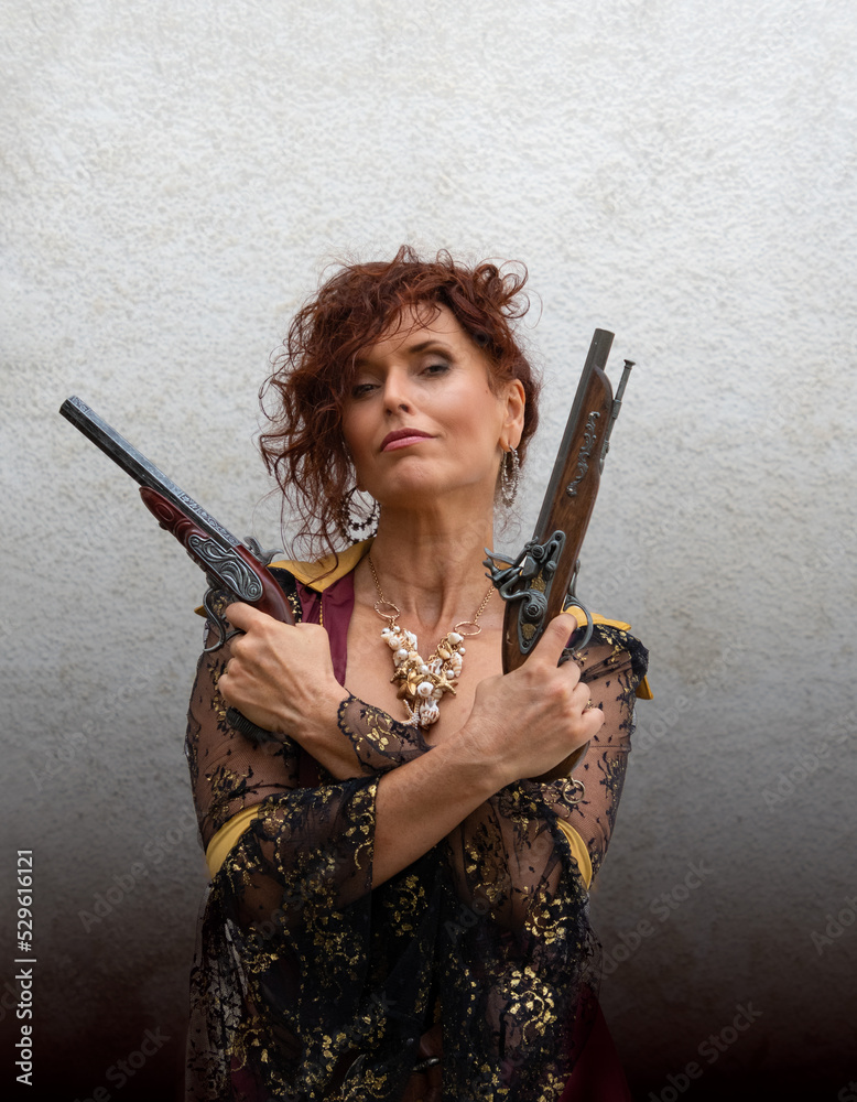 Frau mit zwei alten Pistolen