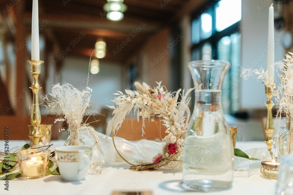 Elegant table setting and decoration for a dinner at a wedding location