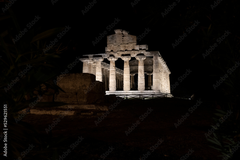 Obraz premium Night photos of the Greek temples of Paestum.