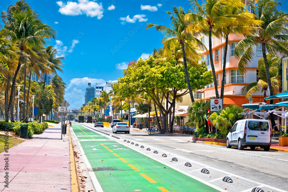 Naklejka premium Colorful street of Miami Beach Ocean Drive architecture view