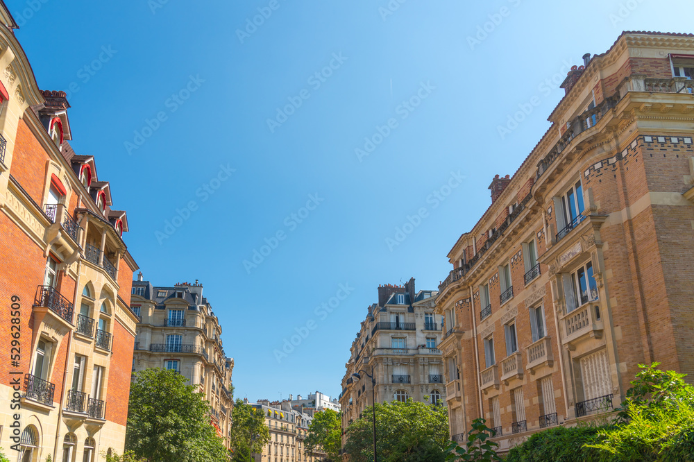 Fototapeta premium Elegant buildings under a shining sun in Paris