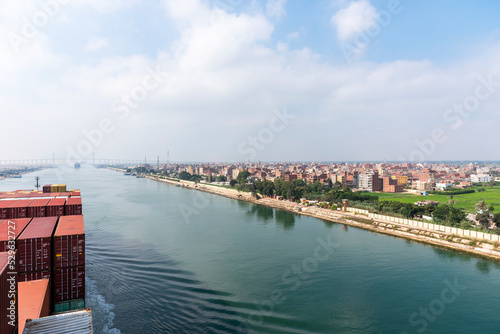 Foto Landscape of the Suez Canal, view from the transiting cargo ship.
