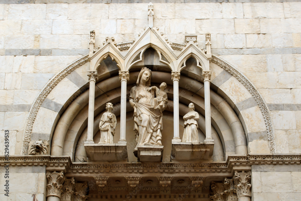 Tabernacolo della facciata di San Michele in Borgo a Pisa