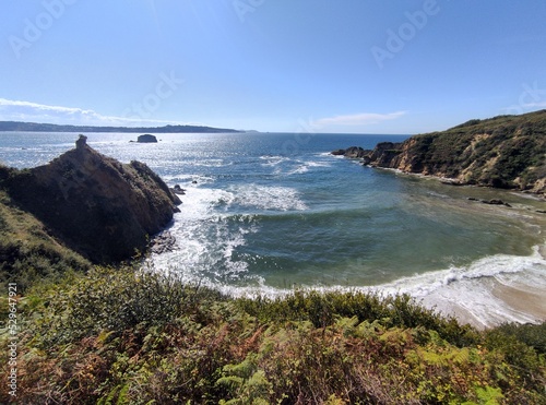 paisaje desde una colina con vista al mar