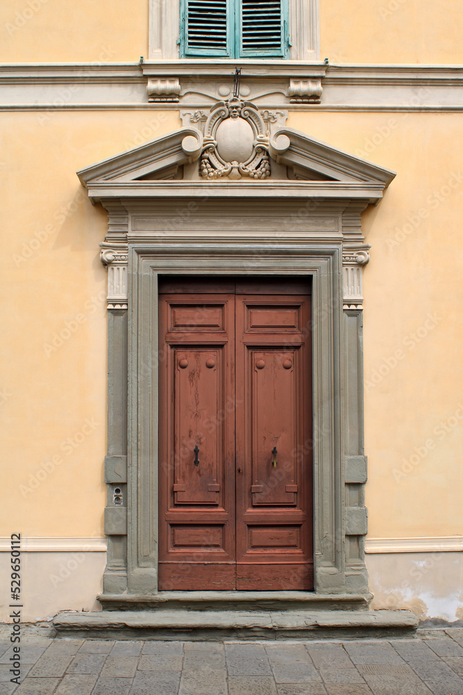 Portale antico con porta in legno frontone lesene e protome Portale antico con porta in legno frontone lesene e protome