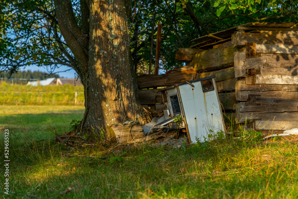 Broken old stove. Old rusty electric kitchen stove. Very old gas stove in an abandoned state. Risk hazard of explosion. Obsolete household object in the garden Broken old stove. Old rusty electric kitchen stove. Very old gas stove in an abandoned state. Risk hazard of explosion. Obsolete household object in the garden