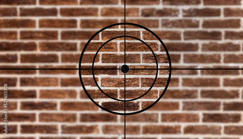 Fadenkreuz vor einer Steinwand