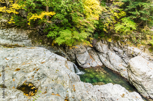 Obraz na płótnie 奈良県天川村の秋風景 w salonie