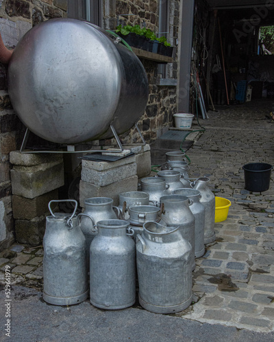 Des cruches à lait dans une ferme des Ardennes