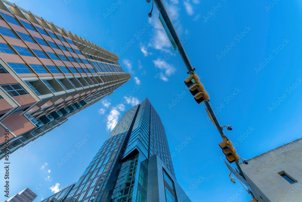 Φωτογραφία Exterior of residential buildings and traffic lights with blue sky background