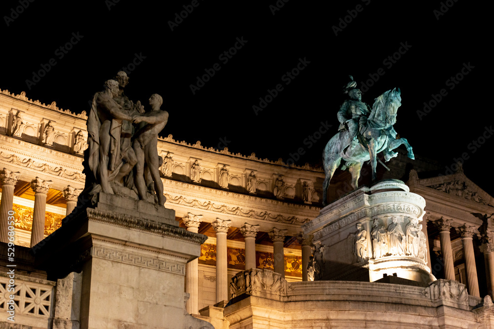 Φωτογραφία Statue of the Thought carved by Giulio Monteverde in the monument to Victor Emmanuel II