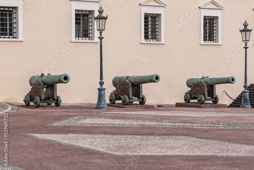 Fotografiet Old cannon near Prince's Palace of Monaco (built in 1191)