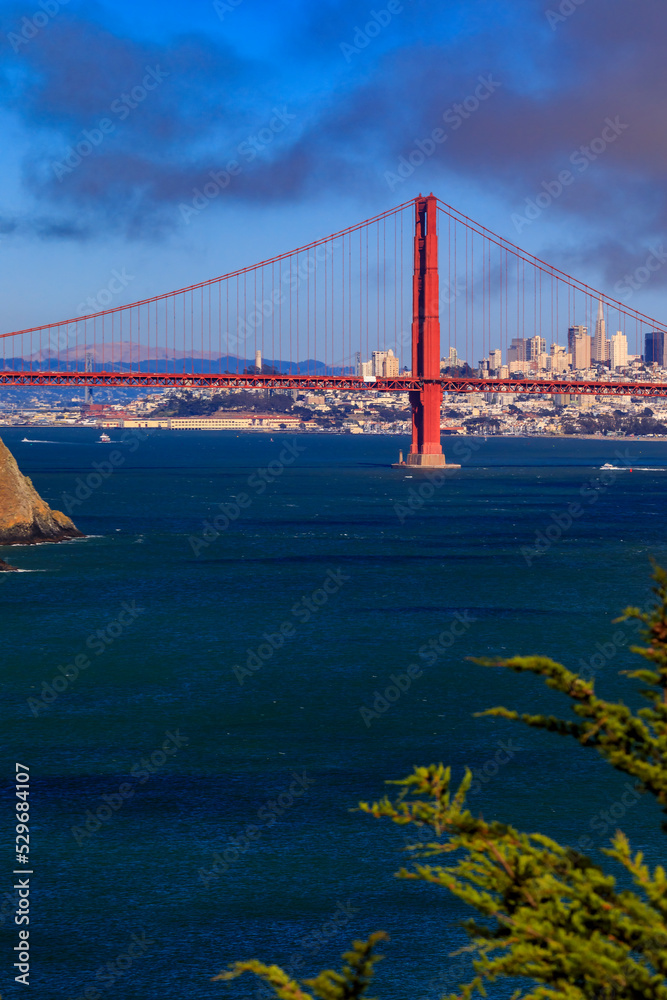 Fototapeta premium The Golden Gate bridge and San Francisco skyline