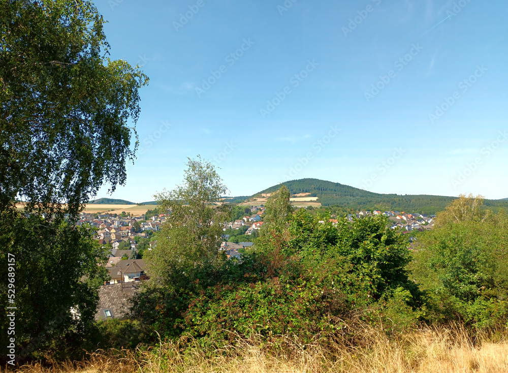 Blick auf Ettringen und einen Vulkanberg in der Vulkaneifel / Osteifel im Landkreis Mayen-Koblenz, Rheinland-Pfalz. 