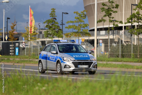 Nowy radiowóz policji polskiej na jezdni podczas zabezpieczenia ruchu drogowego. 