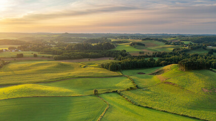 Handdoek met foto Weide Zomerochtend boven groene velden  © Piotr Krzeslak