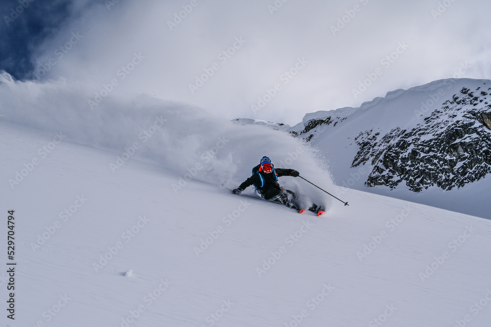 Skifahrer im Tiefschnee Skifahrer im Tiefschnee