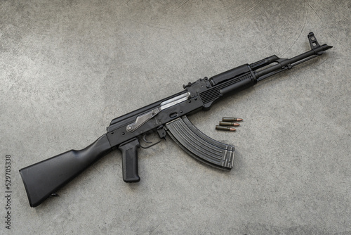Konstfotografi Russian weapon, ak 47 with a plastic butt and forearm against the background of concrete