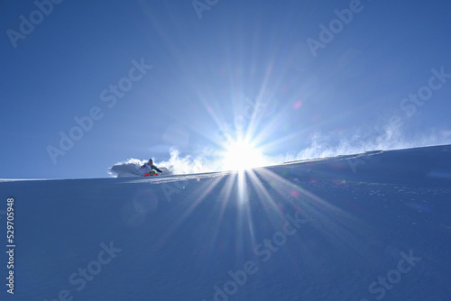 Skifahrer im Tiefschnee