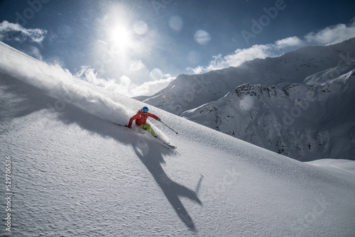Skifahrer im Tiefschnee