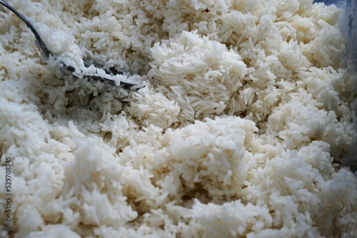Schale mit weißem Reis und Silberlöffel 