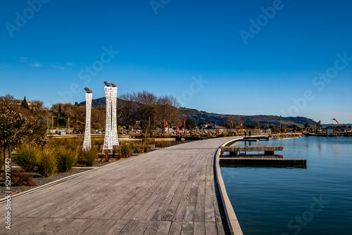 Fotografi Rotorua Lake waterfront in the popular tourist city of Rotorua, New Zealand