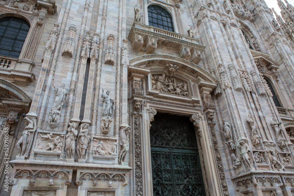 Duomo exterior door Milan Italie