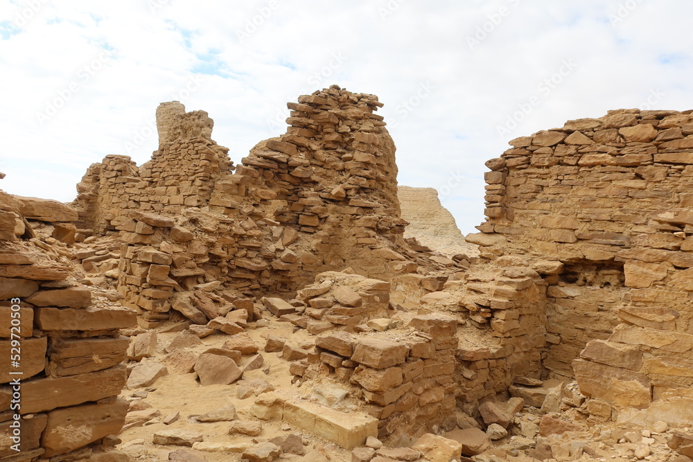 Φωτογραφία The walls and ruins of Dimeh el Sibaa (Soknopaiou Nesos) in Fayoum city desert i