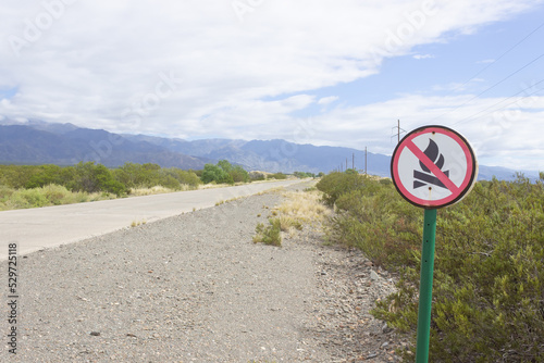 Sign in a beautiful scenery indicating: forbidden to make fire.