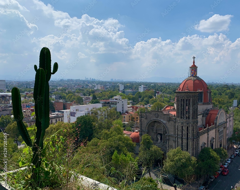 Obraz premium Cityscape with a red dome church in San Miguel Chapultepec