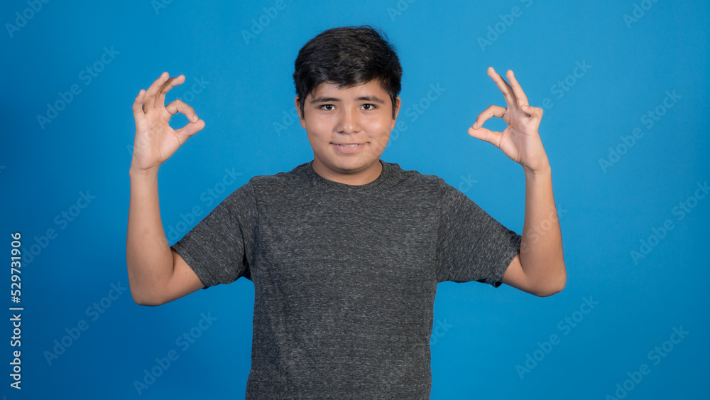 Foto de chico alegre llevar ropa de moda haciendo corazón con sus manos ...