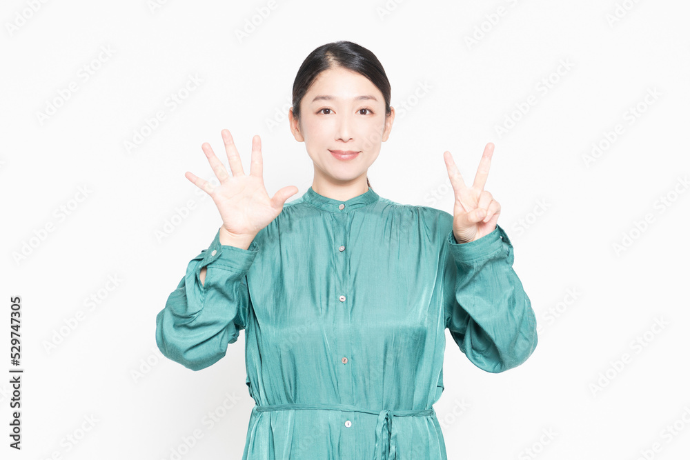 手で数字の7を示す女性 手で数字の7を示す女性