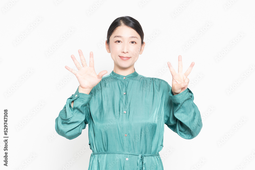 手で数字の8を示す女性 手で数字の8を示す女性