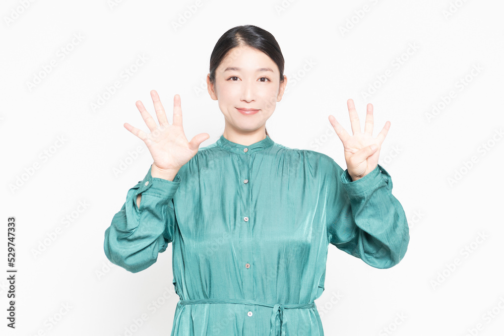 手で数字の9を示す女性 手で数字の9を示す女性