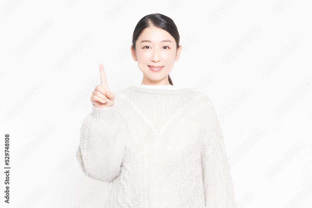 手で数字の1を示す女性