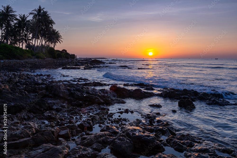 Obraz premium Sunrise over the sea on the coast of Vietnam..